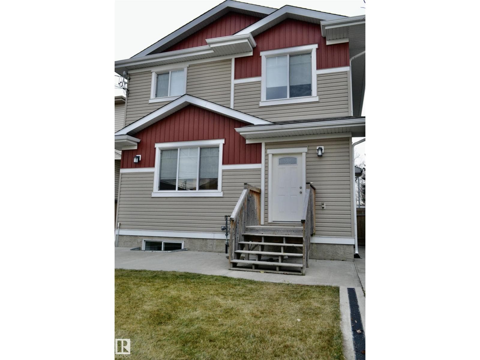 8952 81 AV NW — photo 2