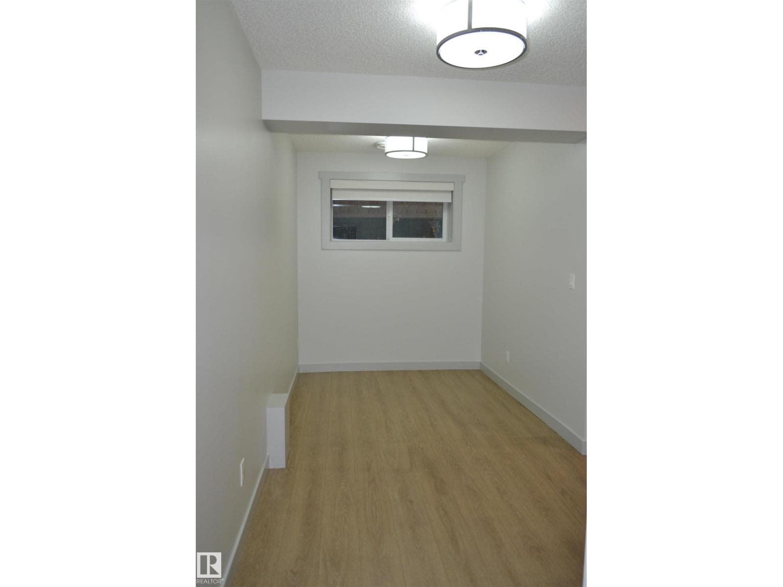 8952 81 AV NW — photo 4