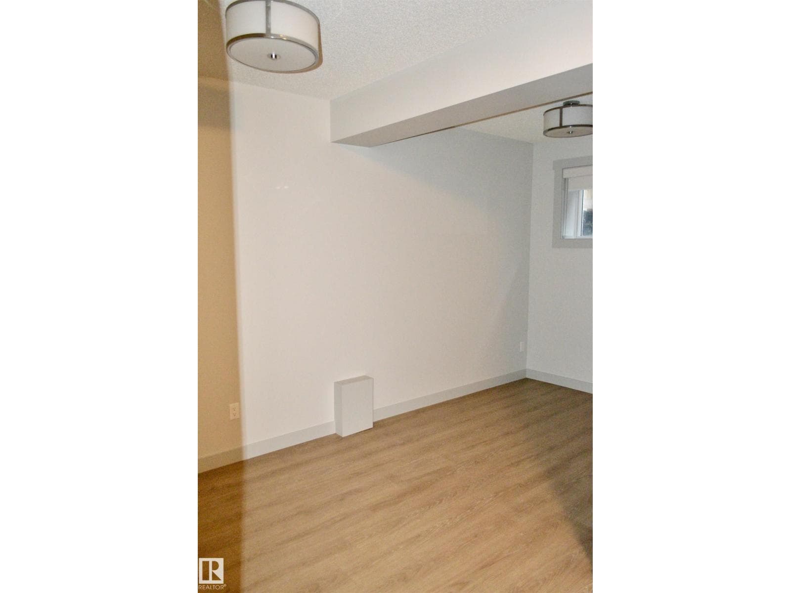 8952 81 AV NW — photo 5