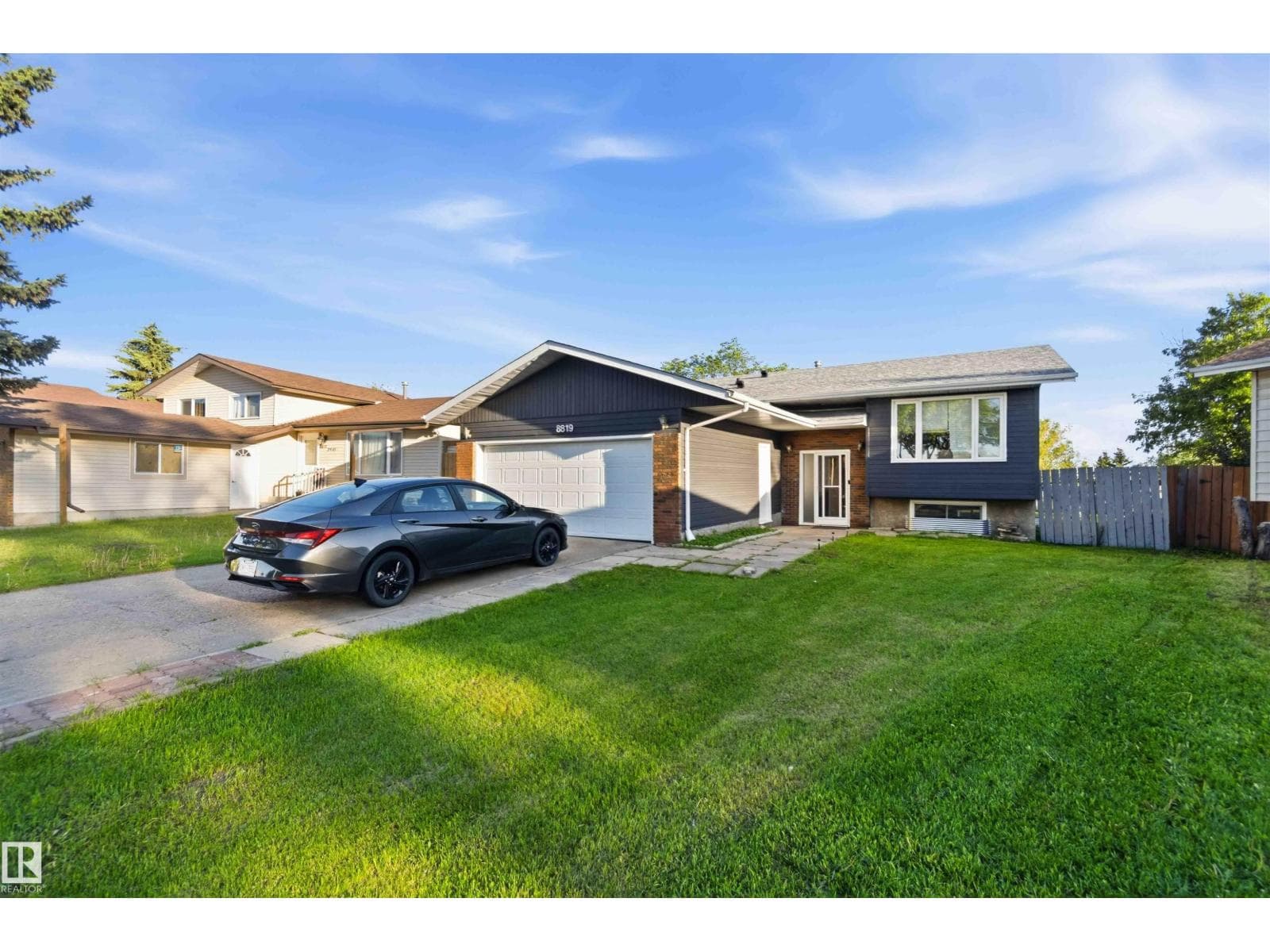 8819 29 AV NW