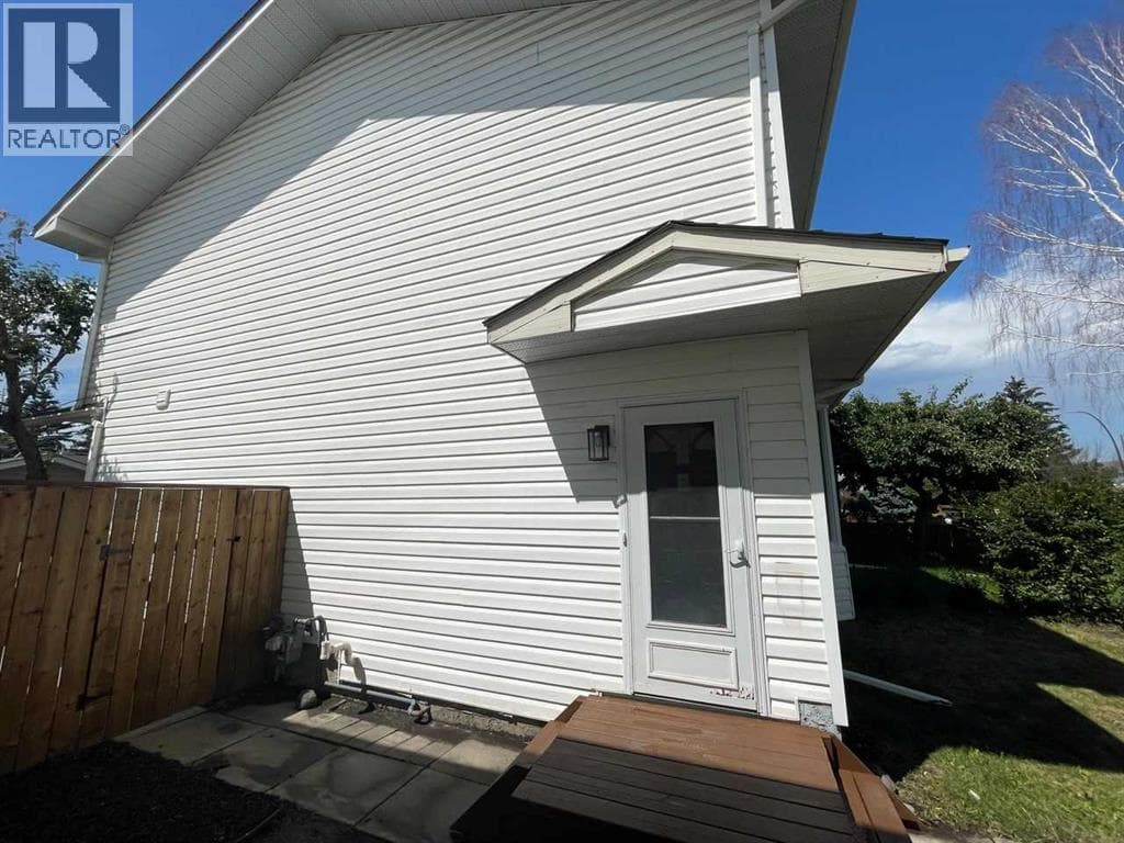 7845 22 Street SE — photo 2