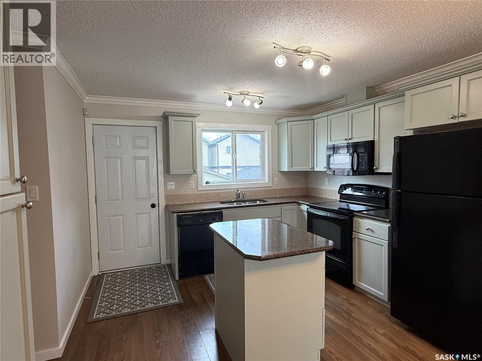 405 315 HAMPTON CIRCLE — photo 2