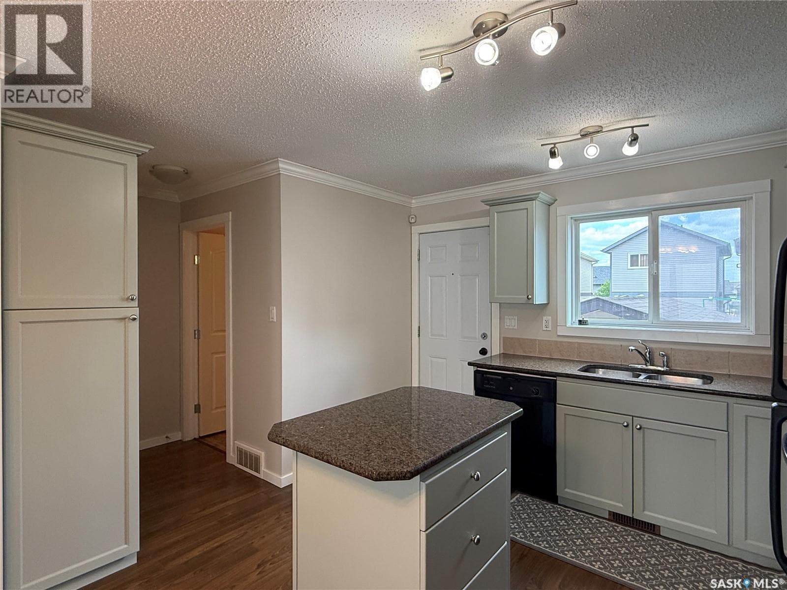 405 315 HAMPTON CIRCLE — photo 3