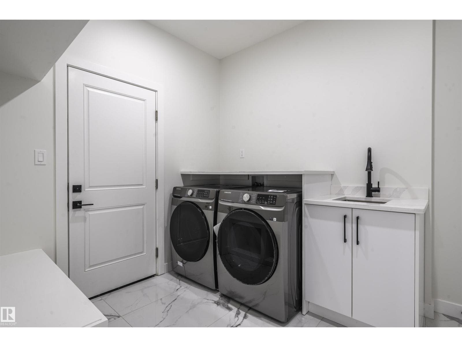216 33 ST SW — photo 5
