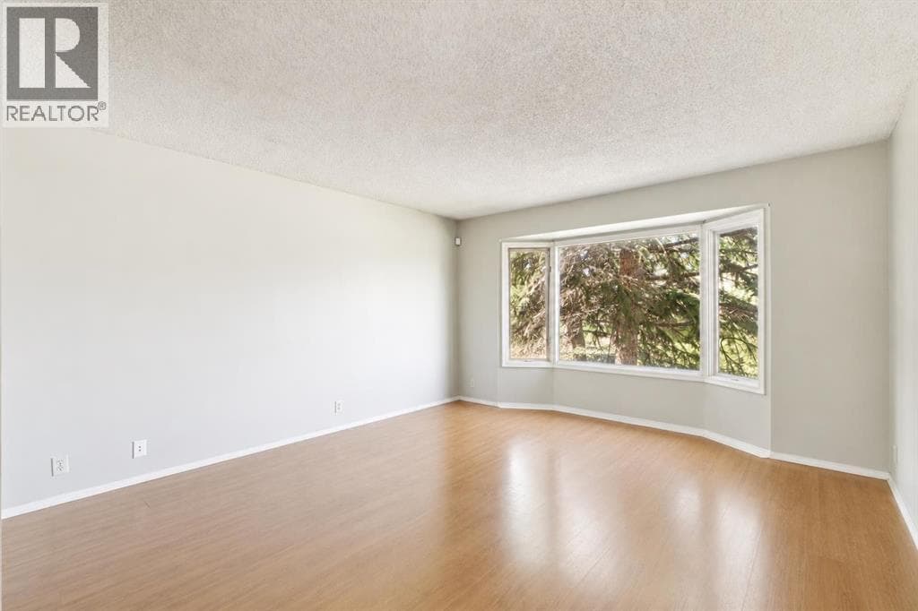 864 Queensland Drive SE — photo 5