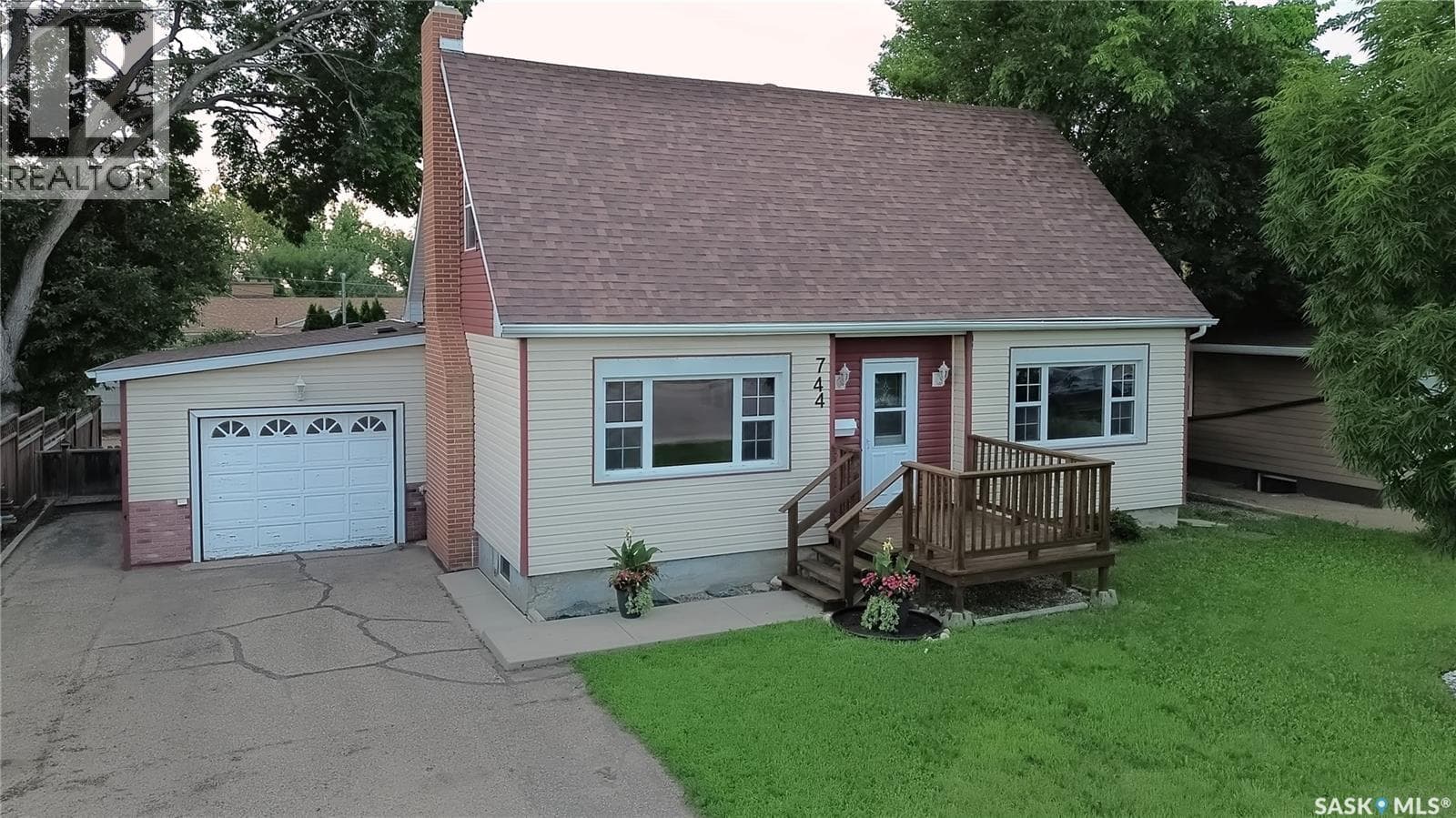 744 Saskatchewan STREET W