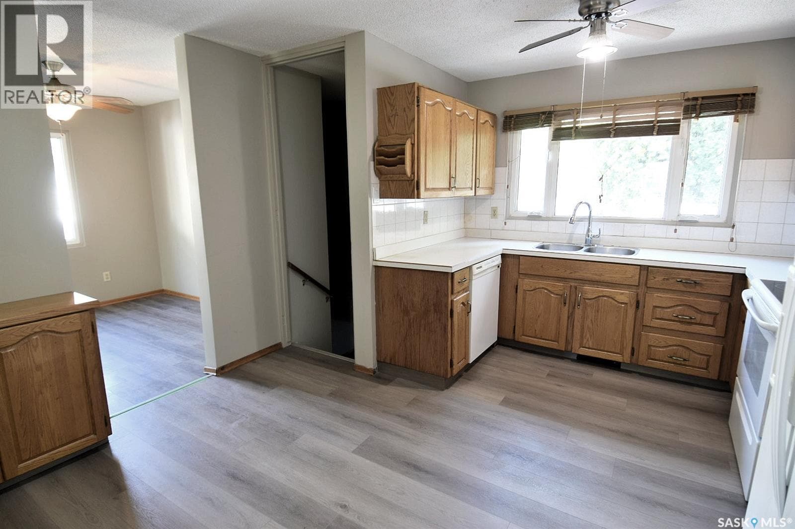 352 Carleton DRIVE — photo 4