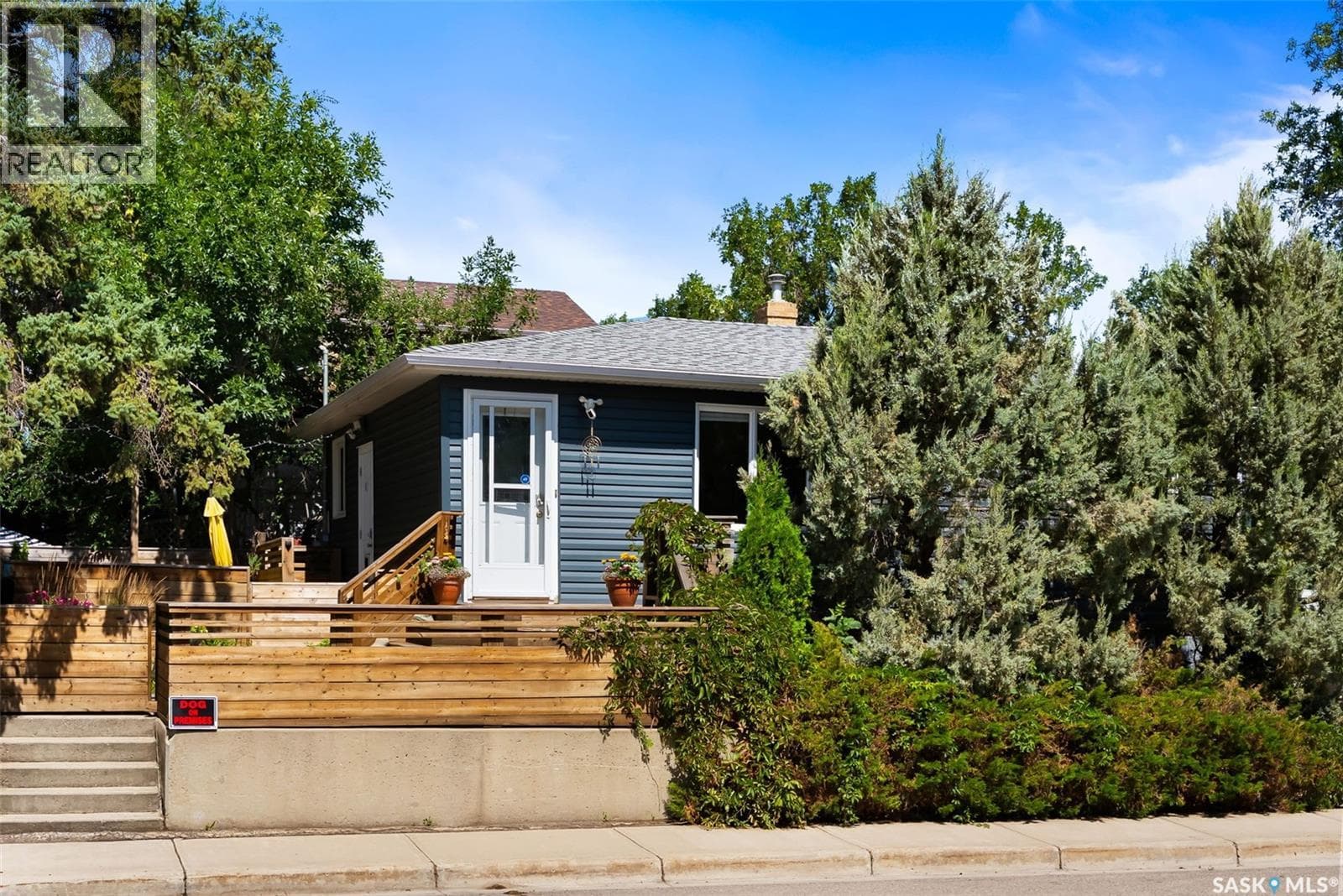 108 Douglas AVENUE E