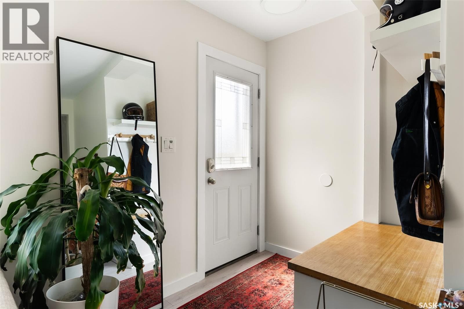 108 Douglas AVENUE E — photo 3