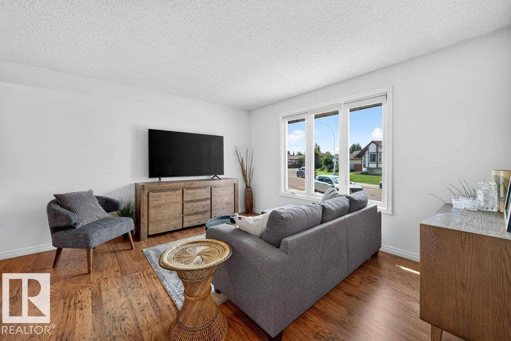 3610 42 AV NW — photo 5