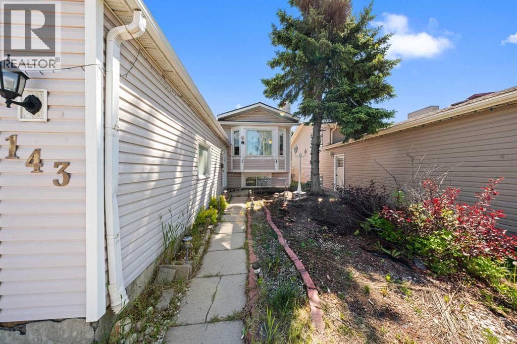 143 Castlebrook Rise NE — photo 3