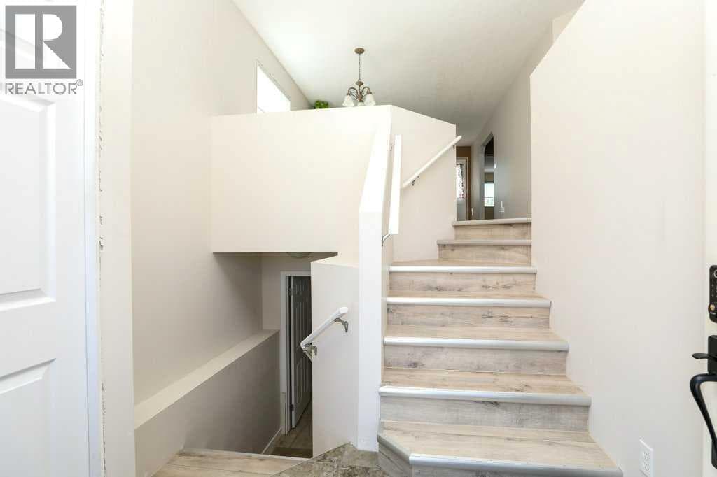 644 Aberdeen Crescent W — photo 3
