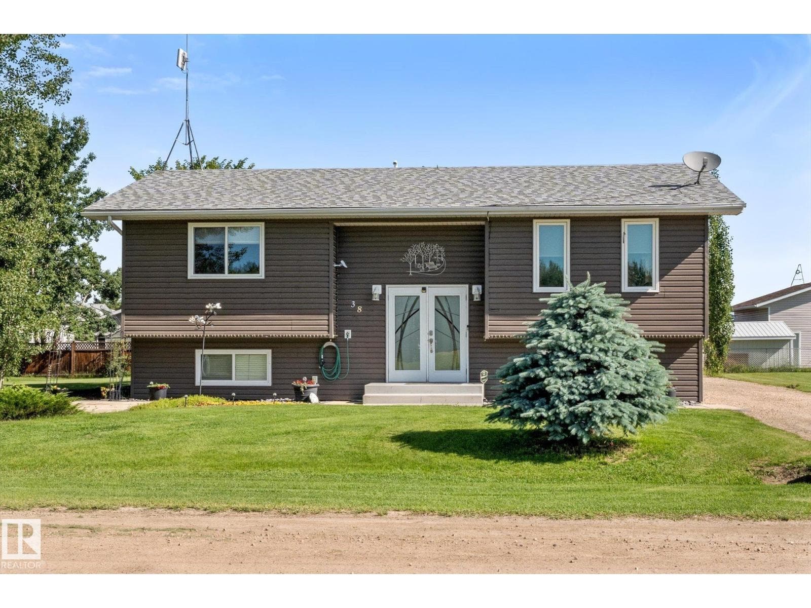 38 Woodbend CR — photo 2
