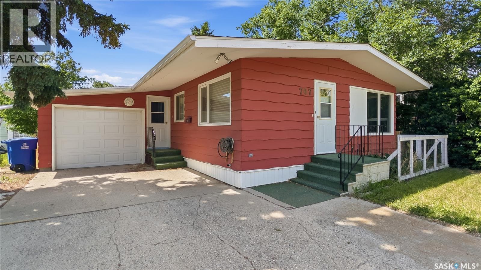 707 Markland STREET — photo 2