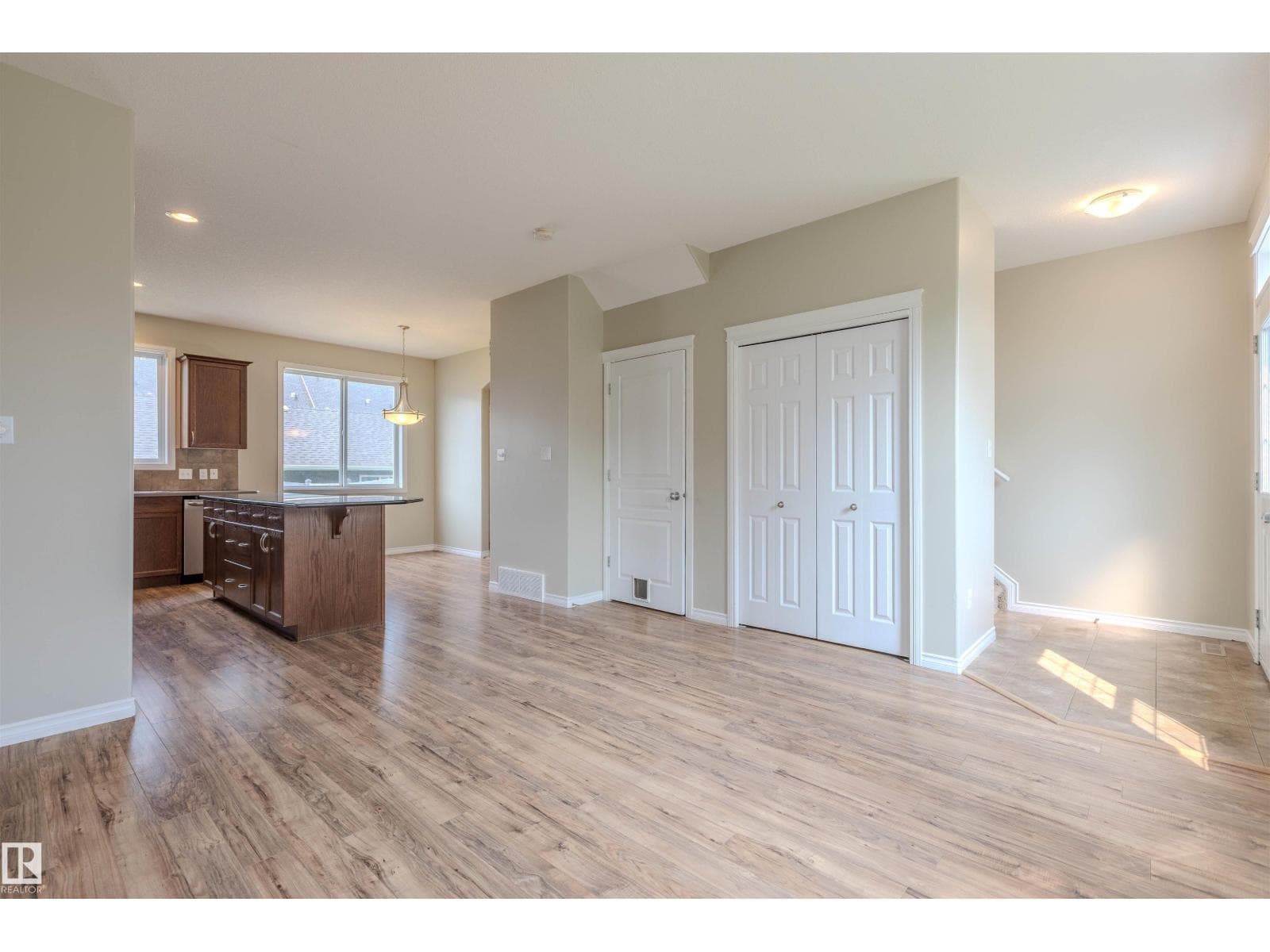9812 104 AV — photo 4