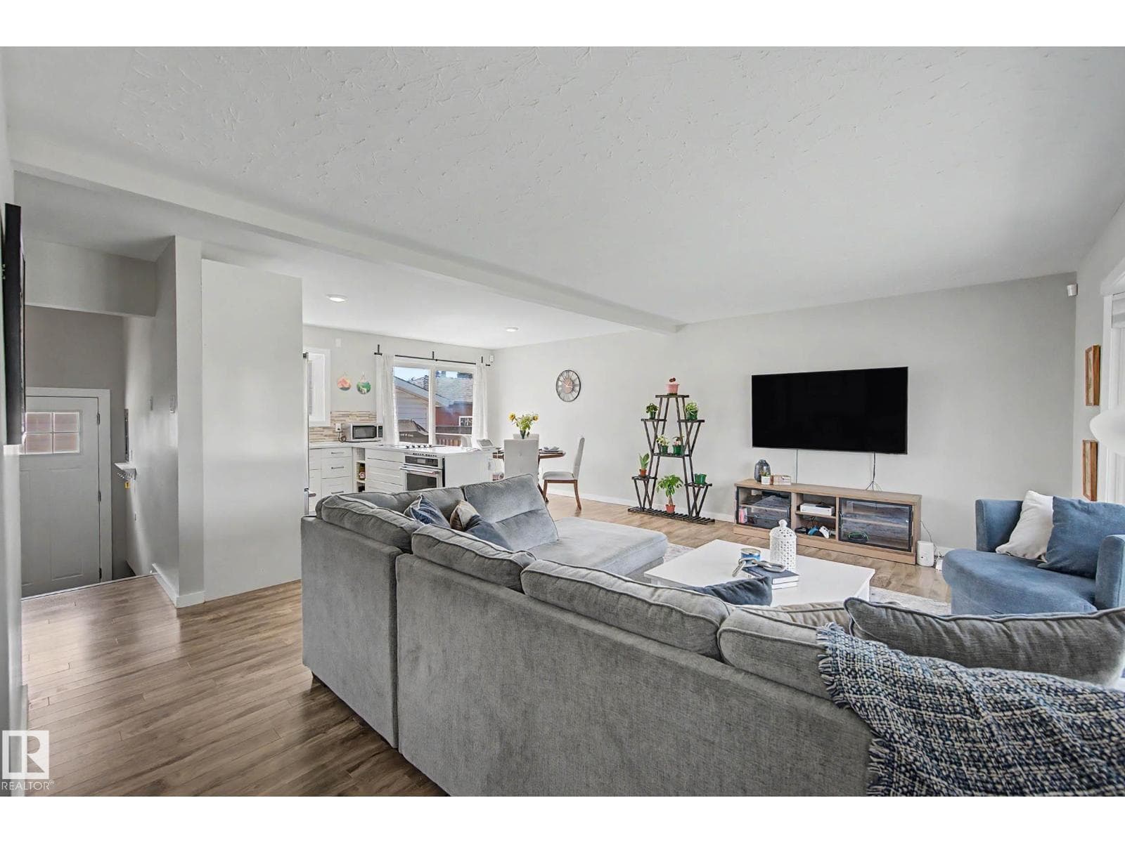 5407 106 AV NW — photo 4