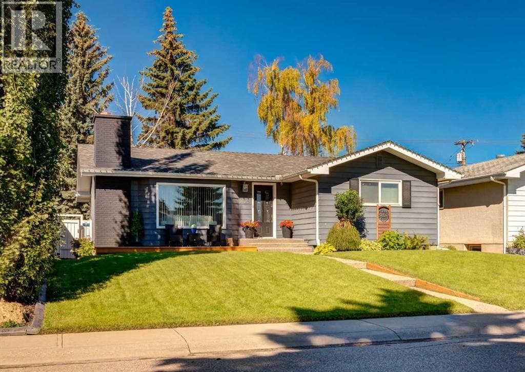 425 Woodland Crescent SE — photo 2