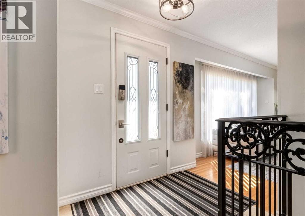 425 Woodland Crescent SE — photo 3