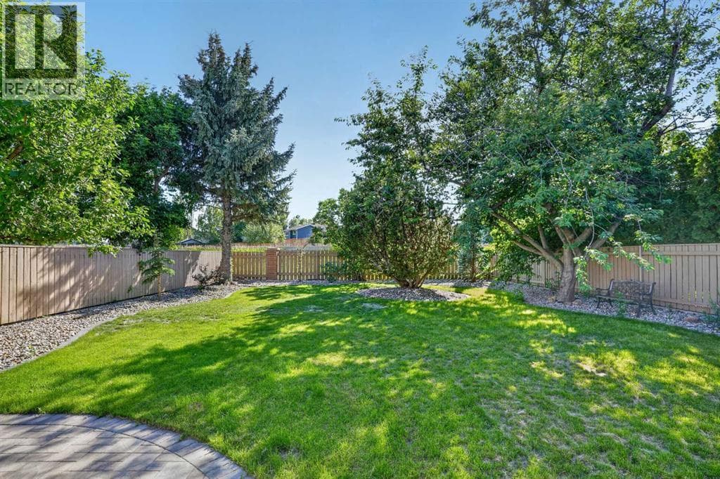 50 Sherwood Crescent W — photo 4