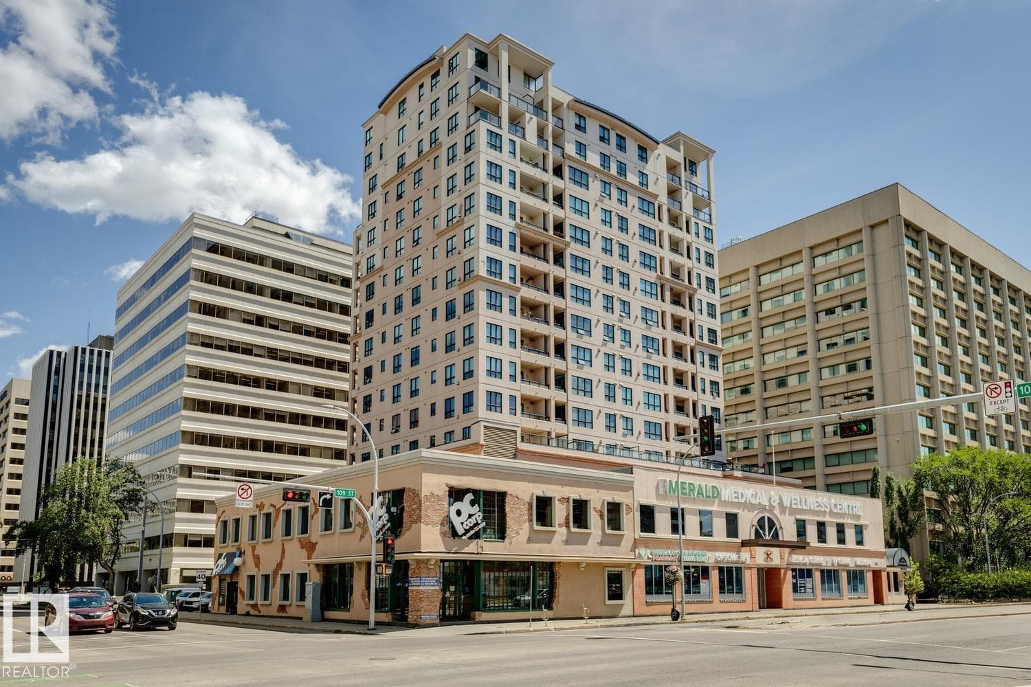 #806 9939 109 ST NW