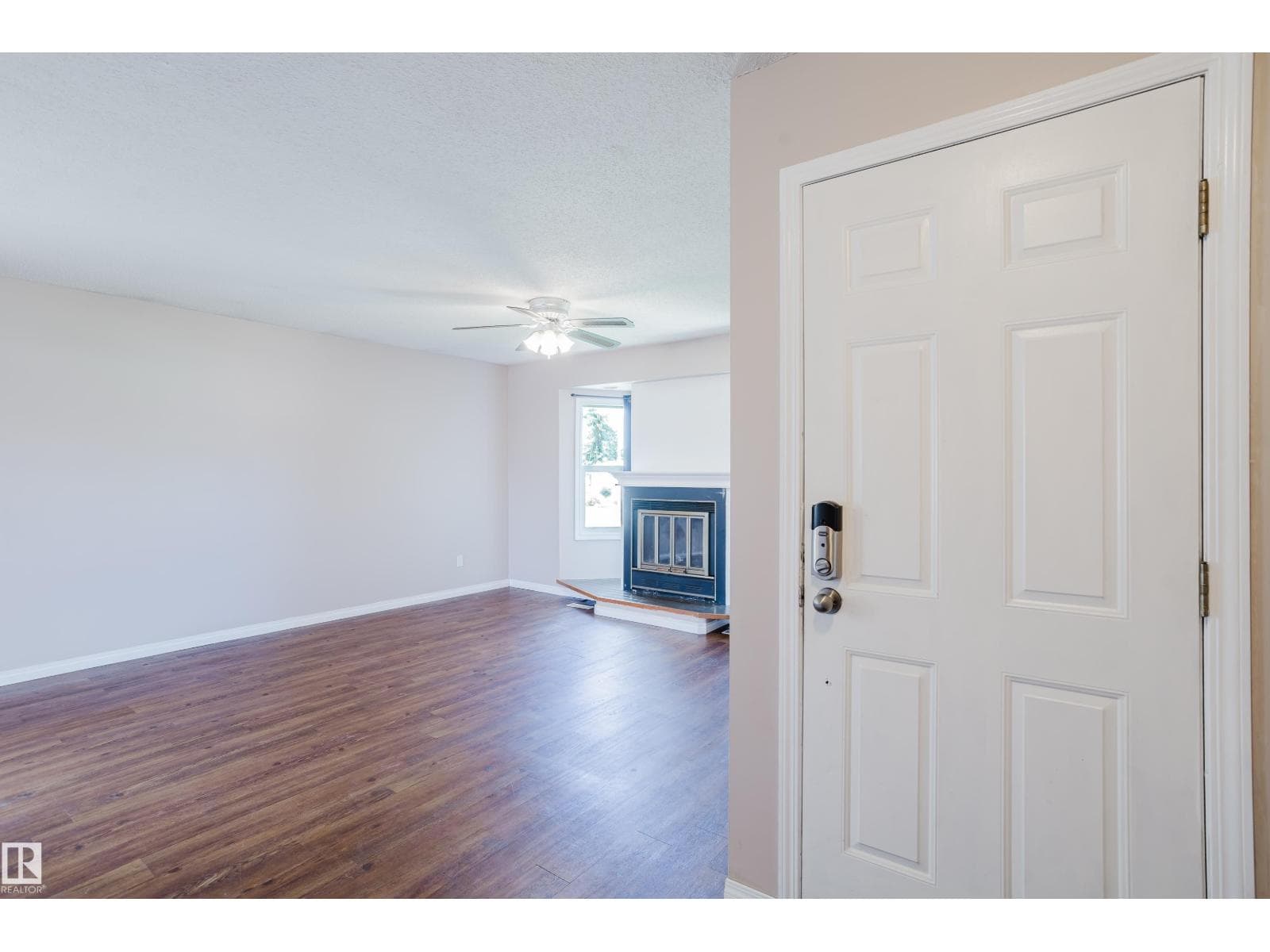 8707 151 AV NW — photo 5