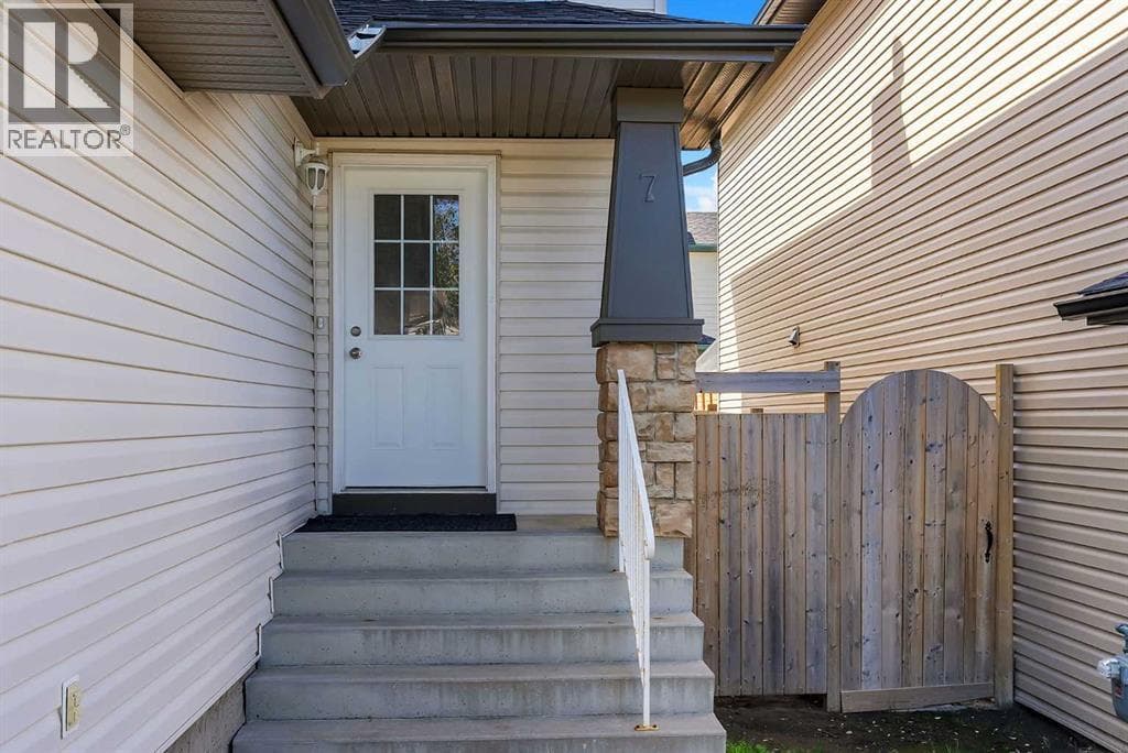 7 Saddlecrest Terrace NE — photo 2