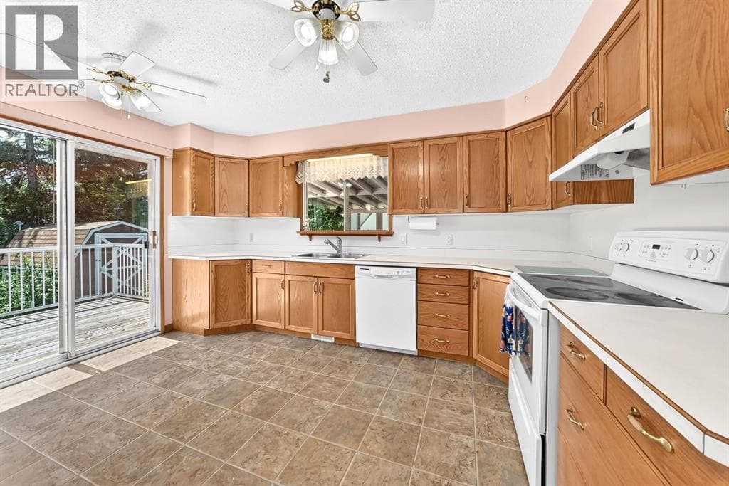 5227 37 Street — photo 3