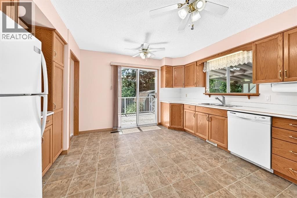 5227 37 Street — photo 4