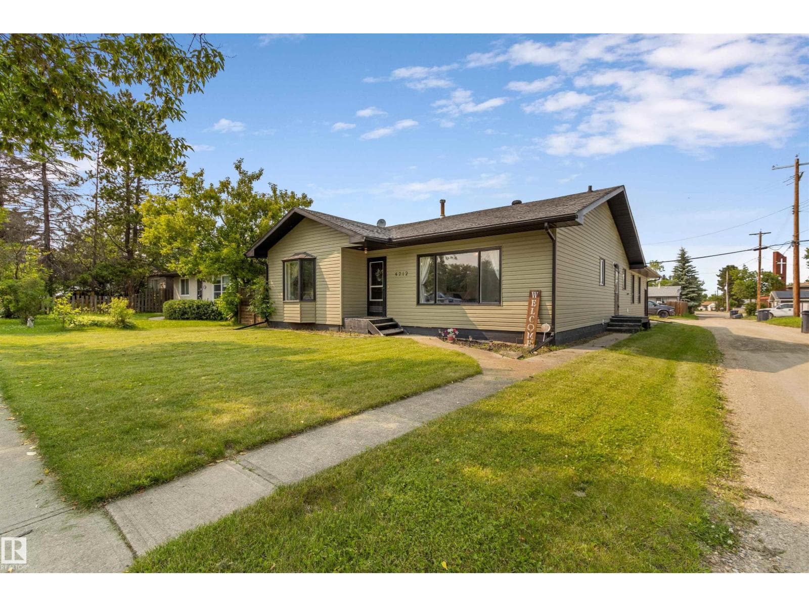 4712 49 AV — photo 2