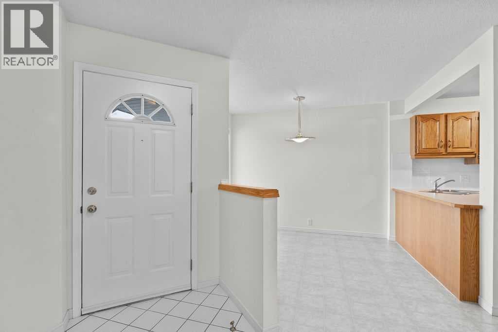 31 Silvergrove Close NW — photo 5