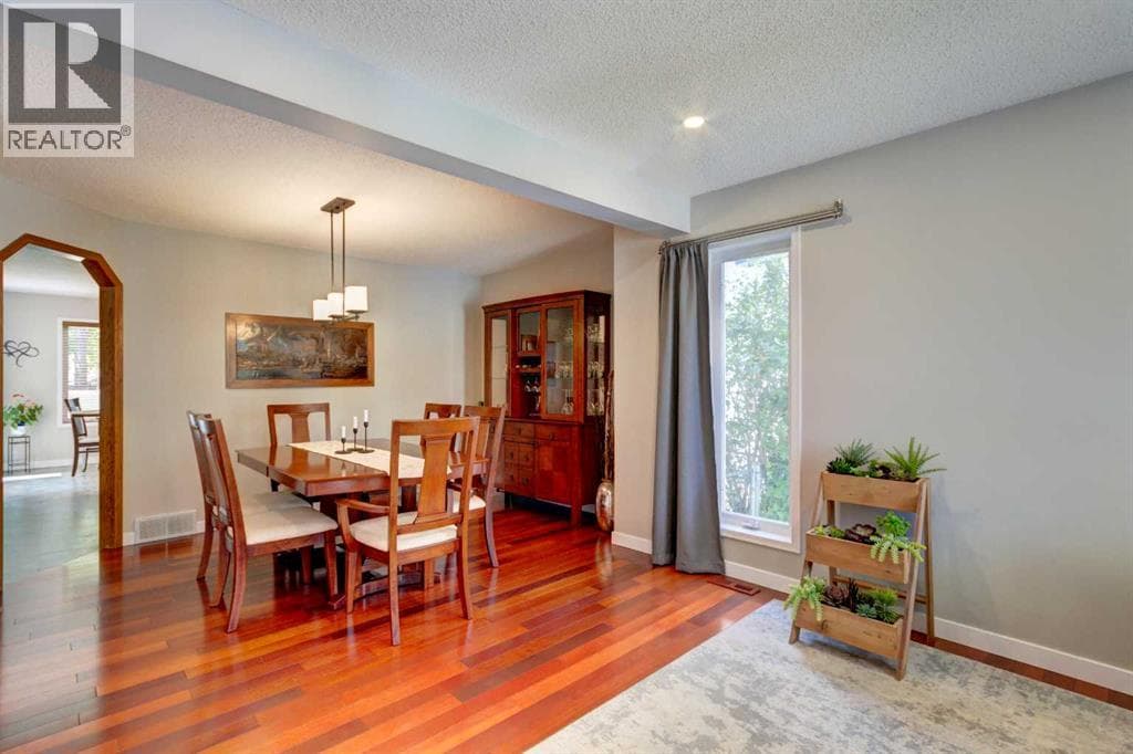 188 Mt Selkirk Close SE — photo 4