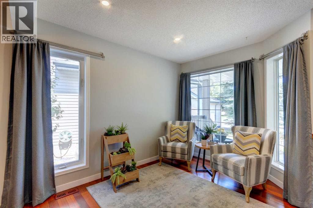 188 Mt Selkirk Close SE — photo 5