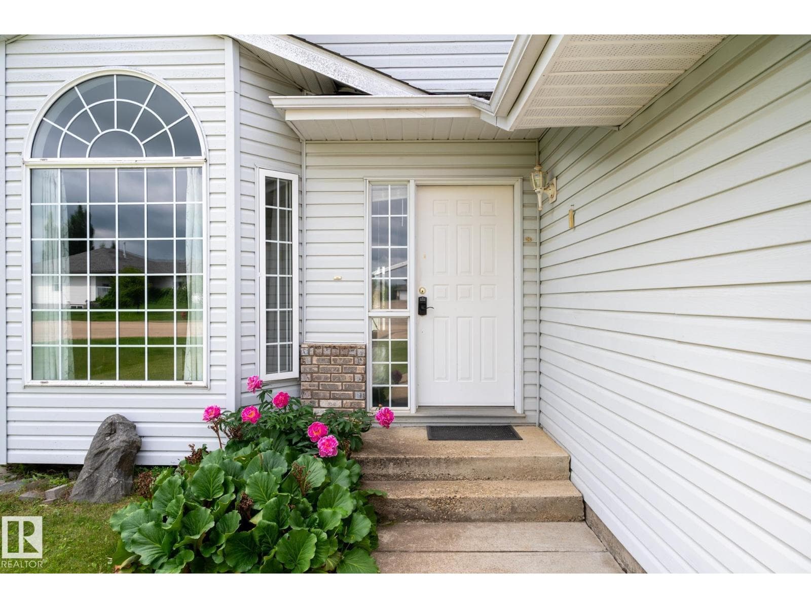 2902 CORNWALL DR — photo 5