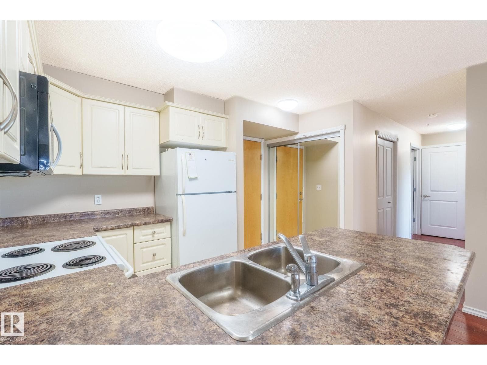 #422 17404 64 AV NW — photo 5
