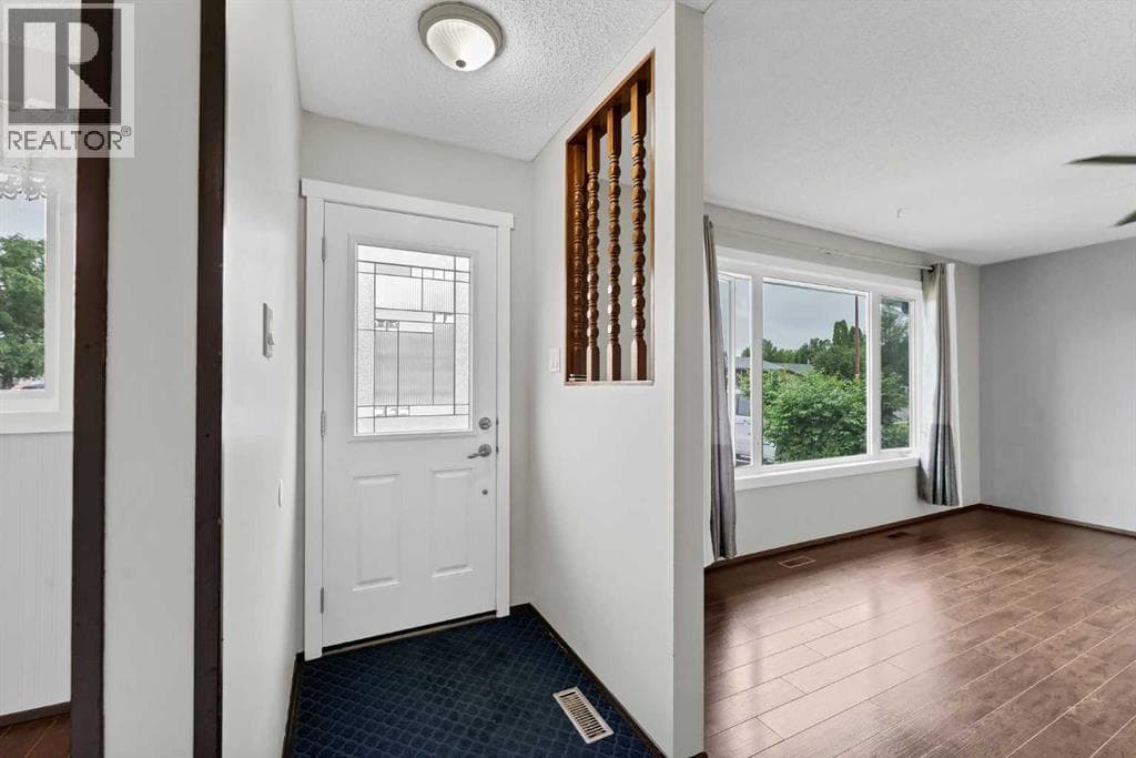 78 Clark Crescent SE — photo 3