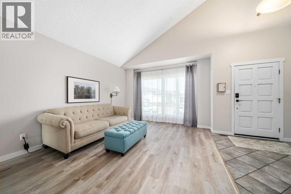 11 Taylor Crescent SE — photo 2