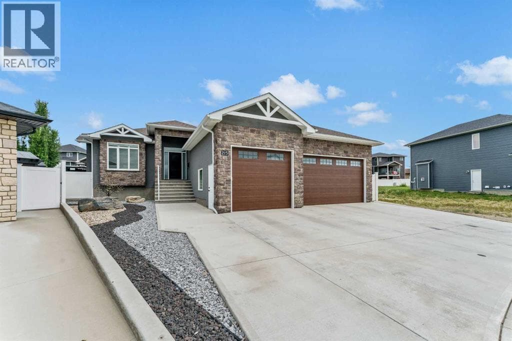 215 Hamptons Crescent SE