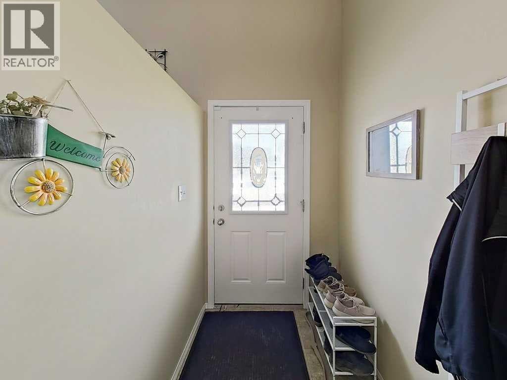 4519 45 Avenue Close Avenue Close — photo 4