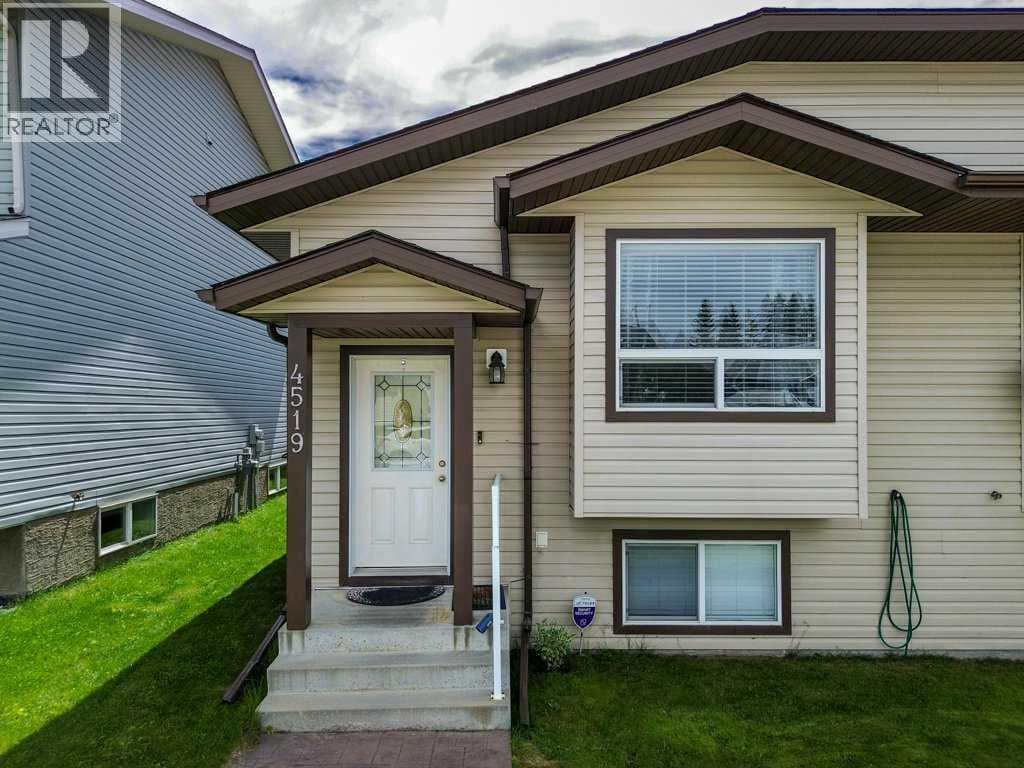 4519 45 Avenue Close Avenue Close — photo 2