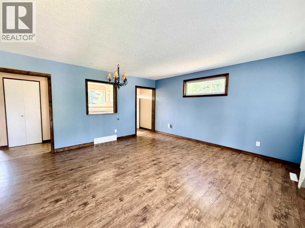 5126 56 Street — photo 3