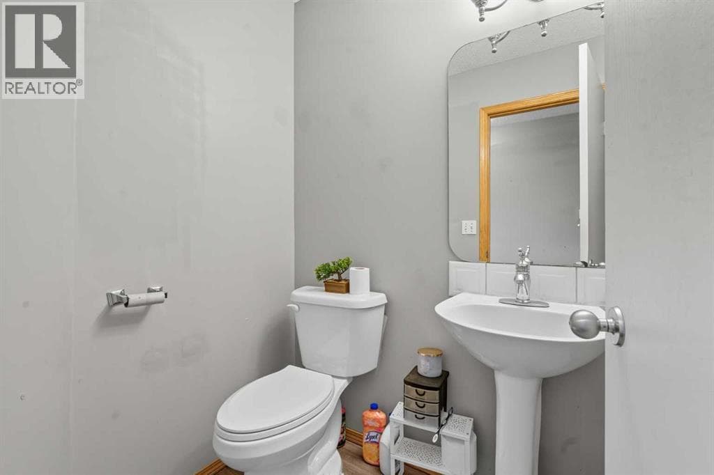 141 Saratoga Close NE — photo 5
