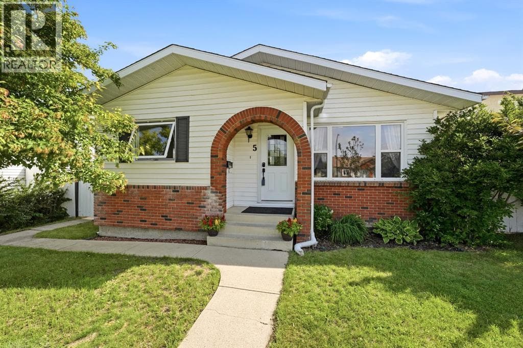 5 Everitt Crescent