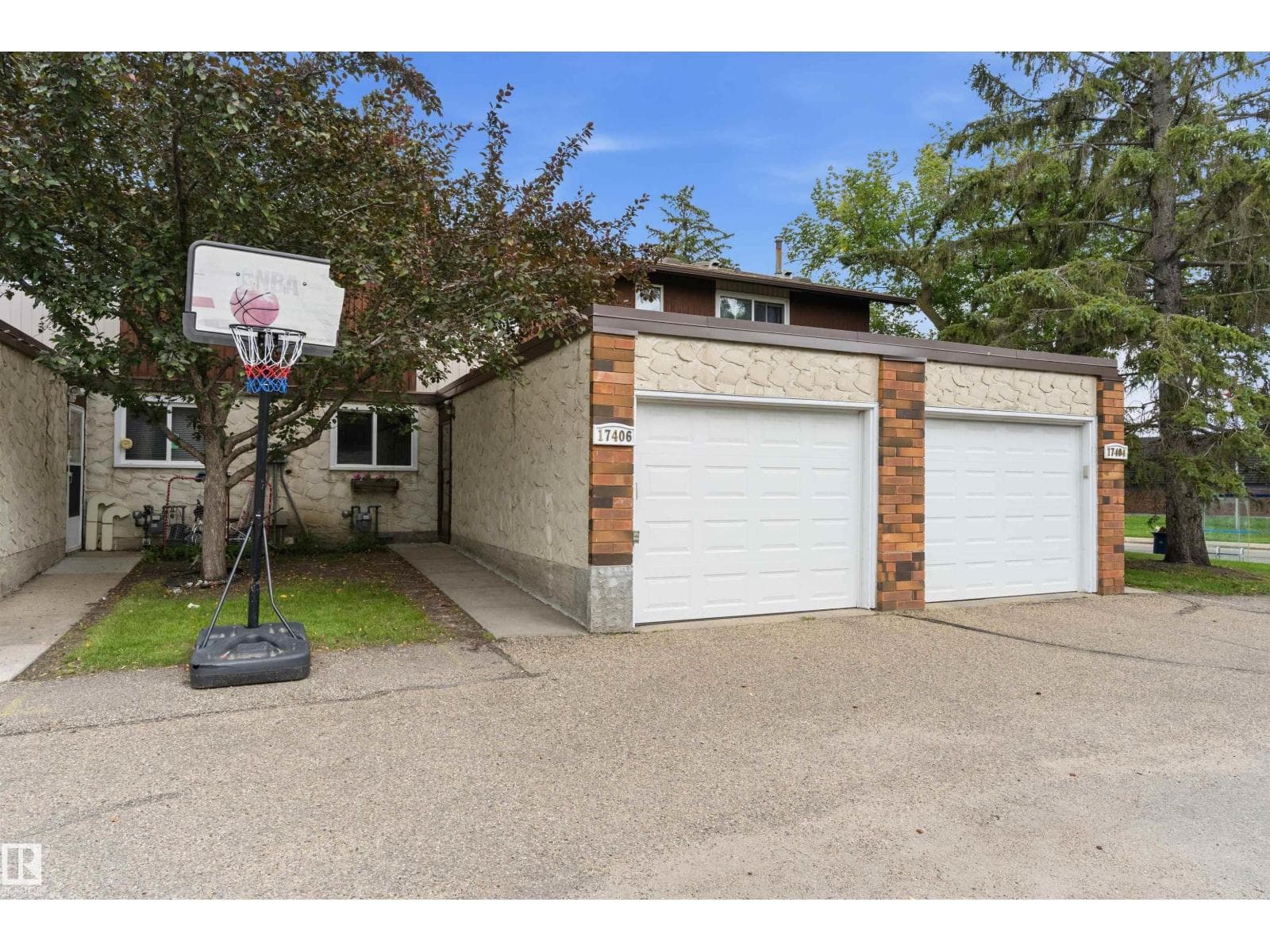 17406 76 AV NW