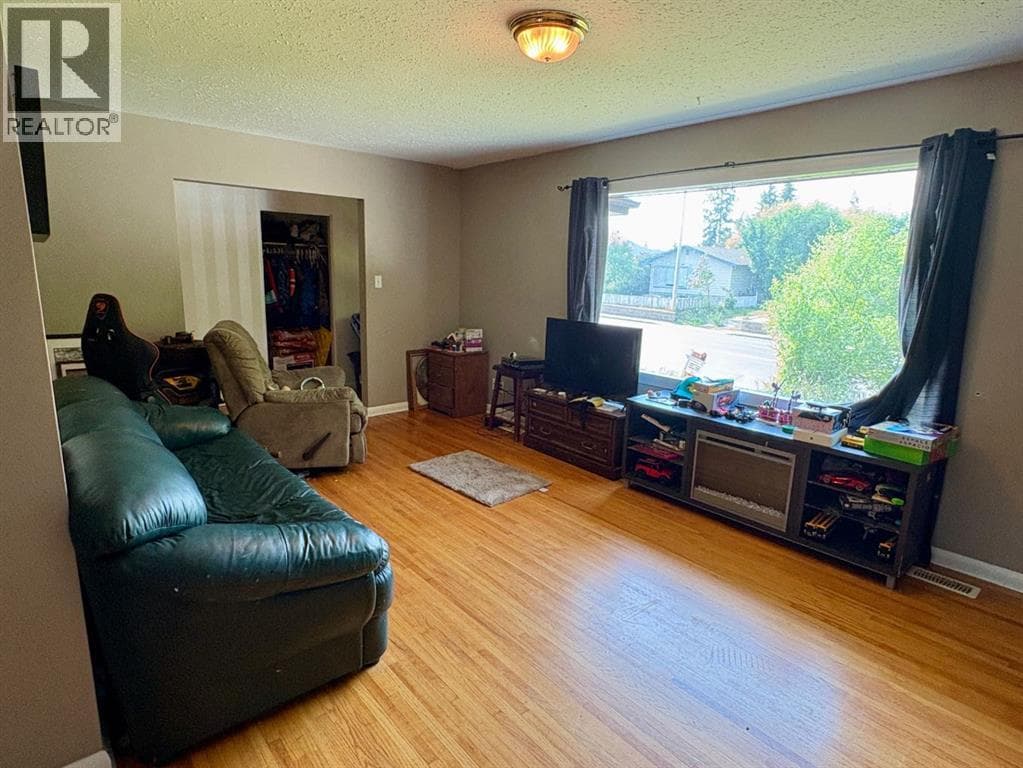 4122 50 Street — photo 4