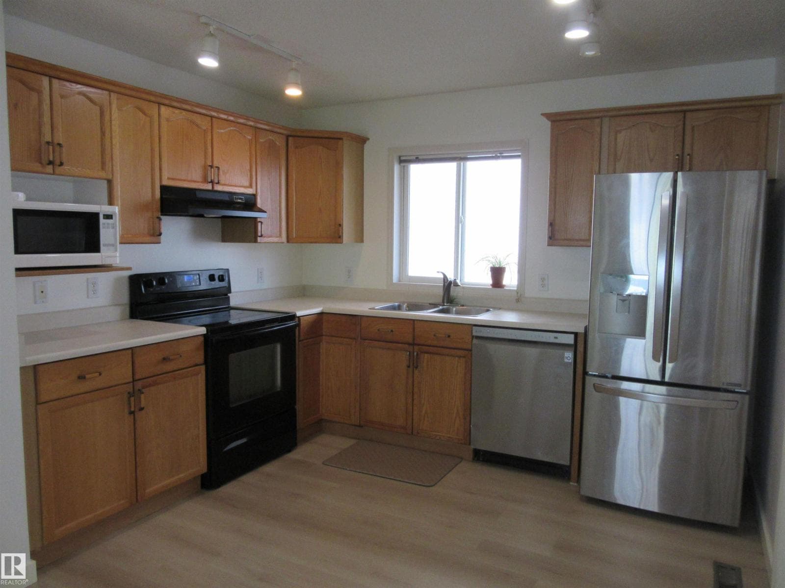 64 HEATHERGLEN CL — photo 3