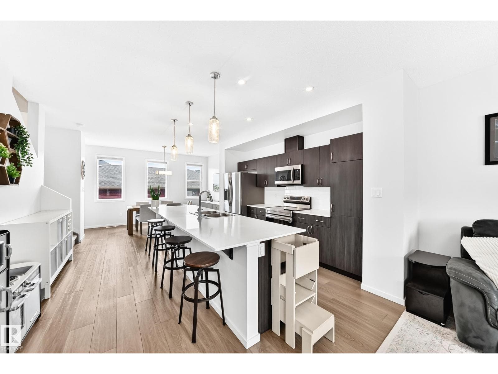 5233 22 AV SW — photo 5