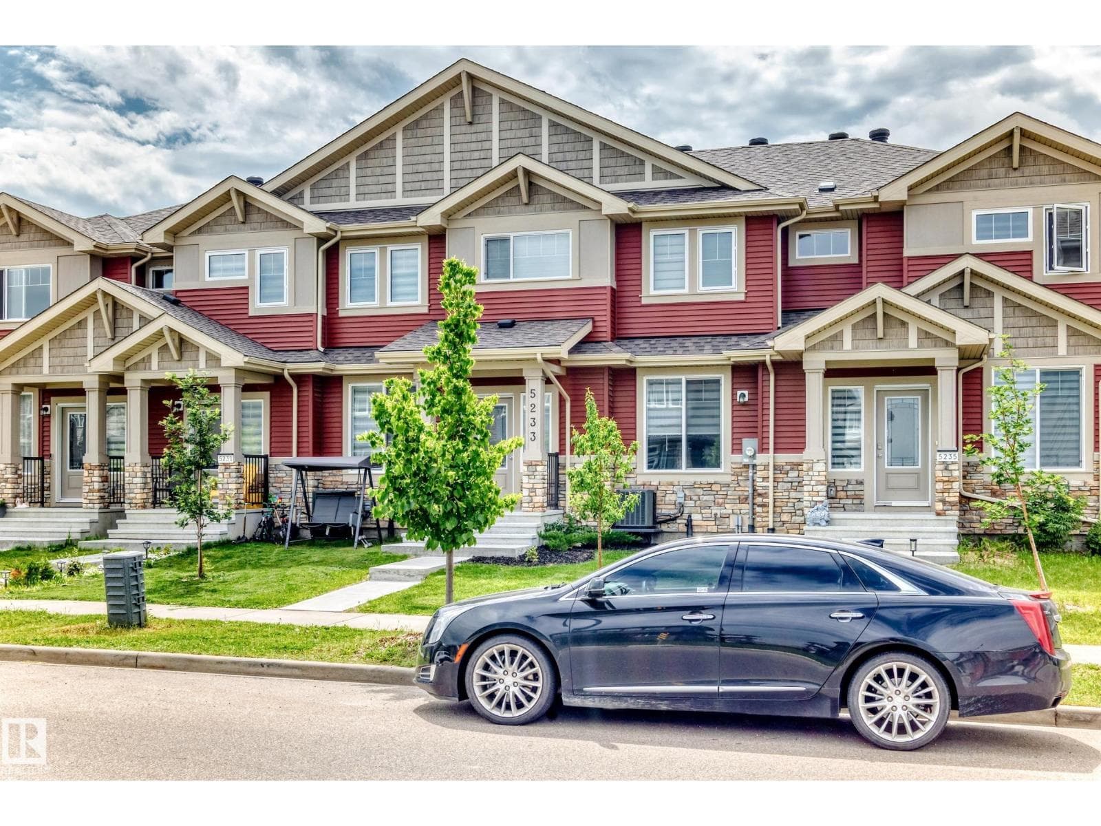5233 22 AV SW — photo 2