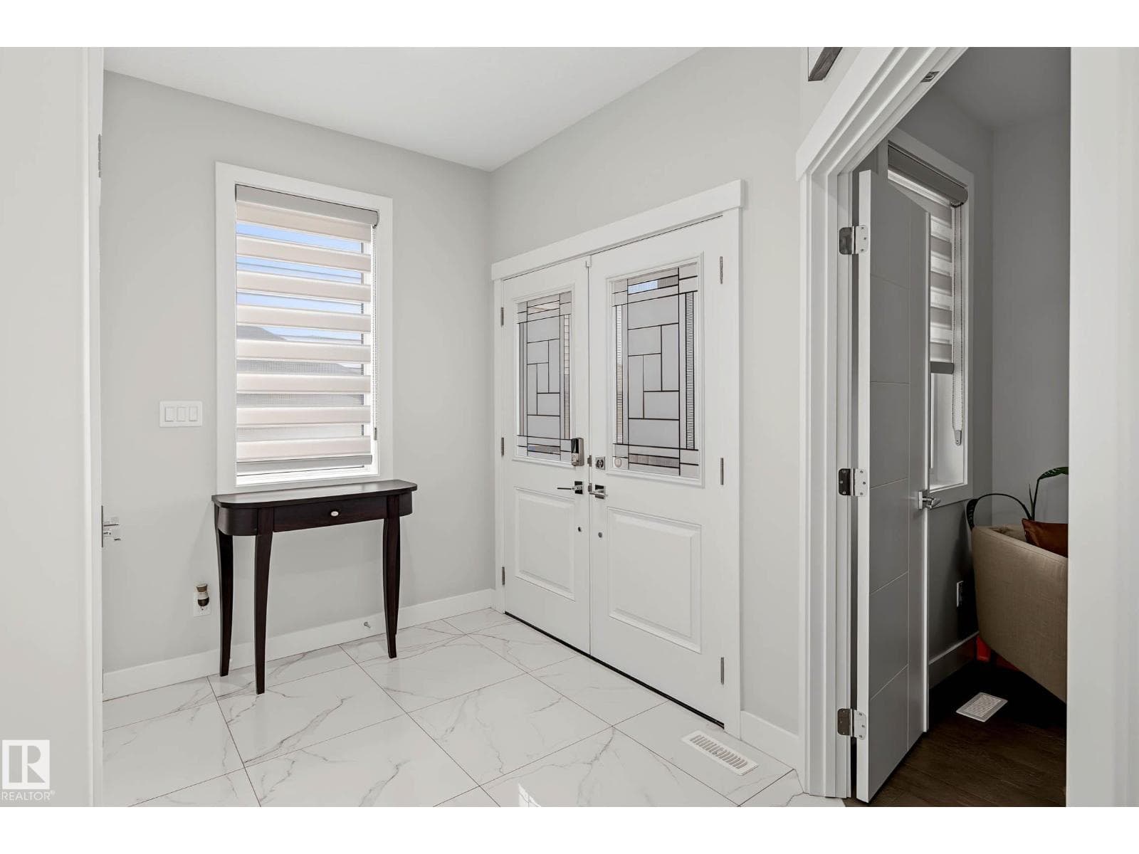 4010 46 AV — photo 4
