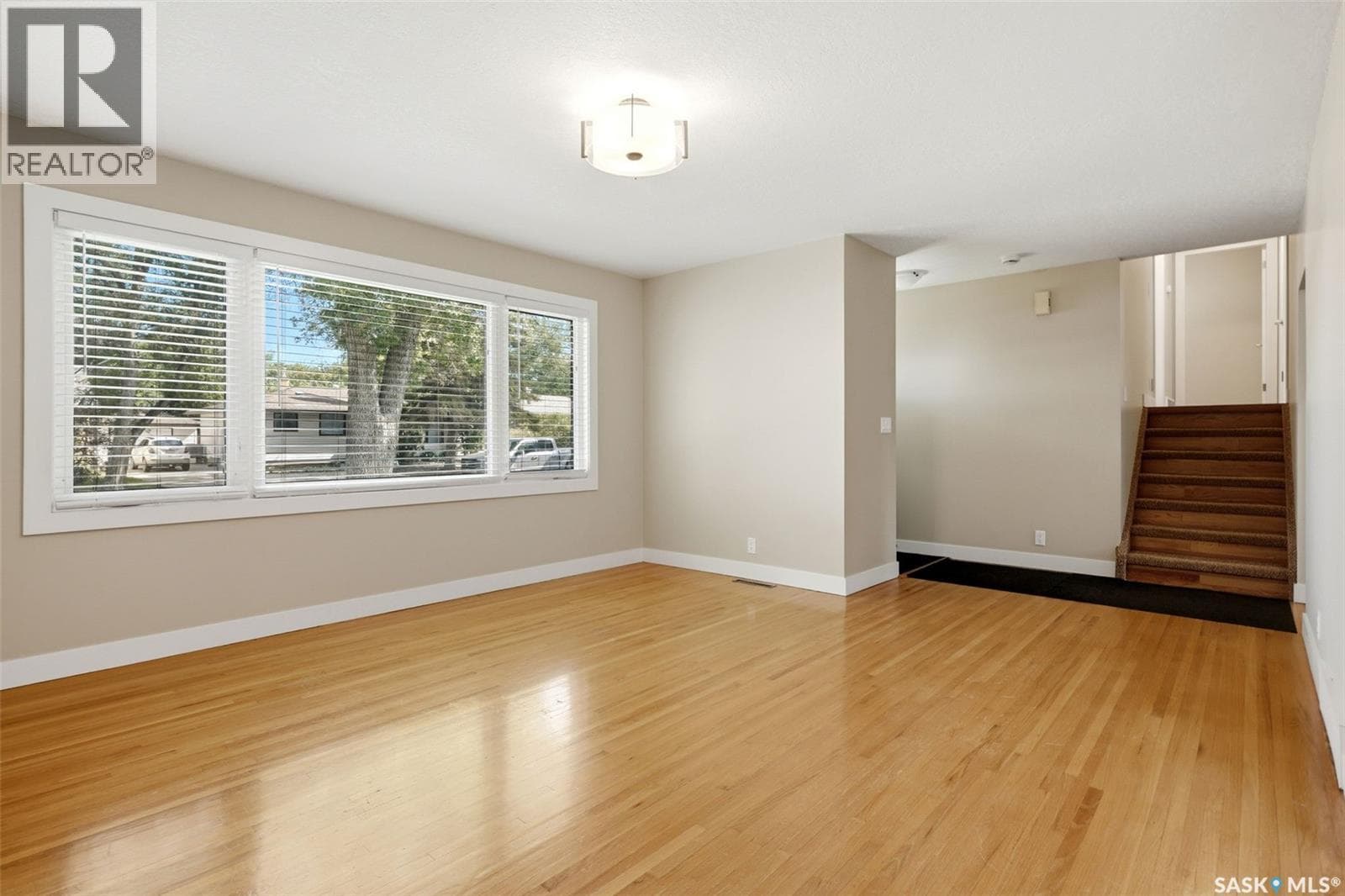 233 Orchard CRESCENT — photo 3
