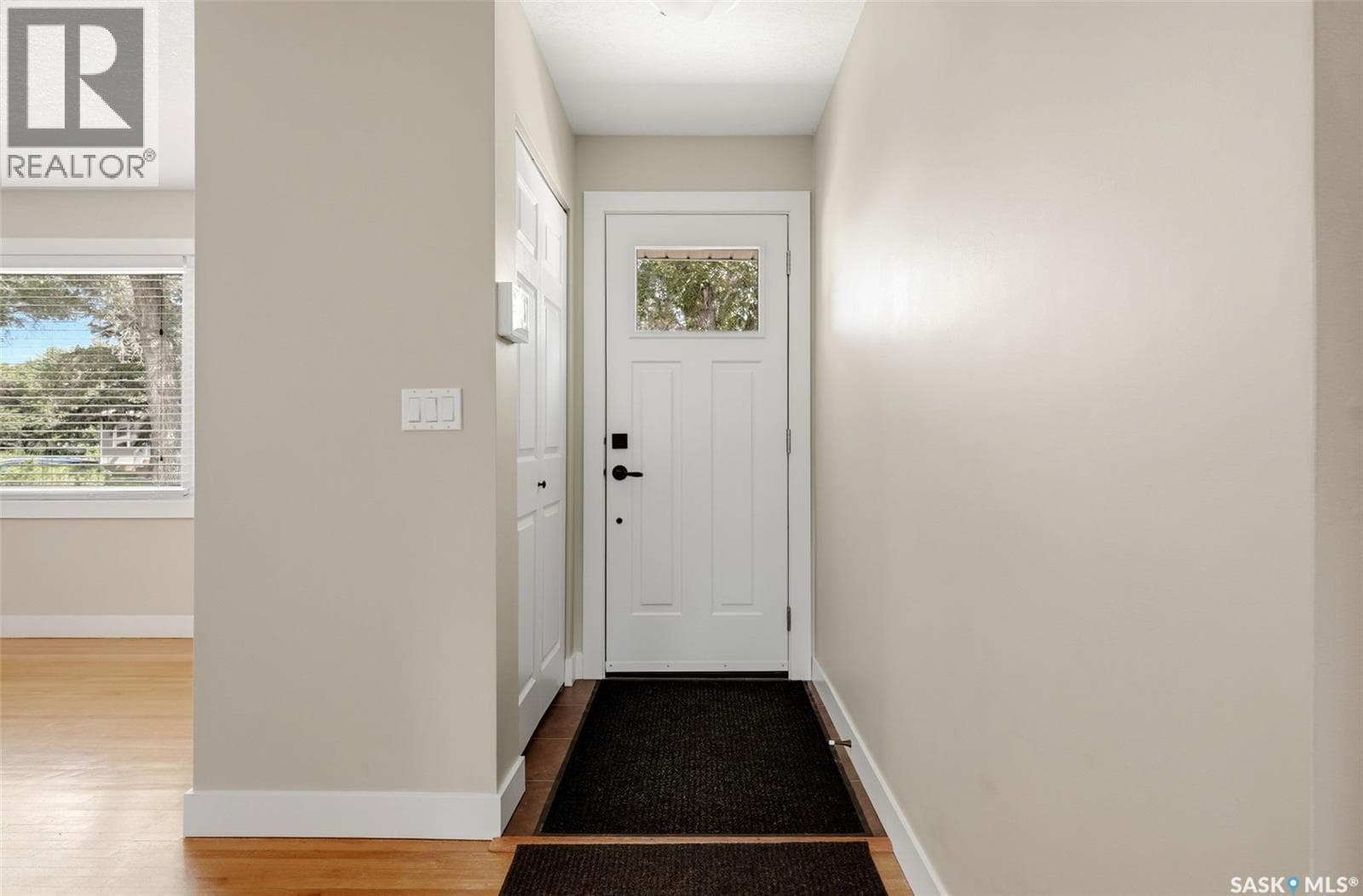 233 Orchard CRESCENT — photo 2